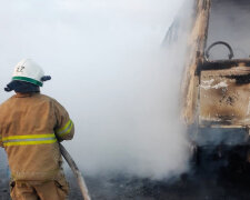 Автобус з пасажирами загорівся під час руху, фото: "вигорів дотла"