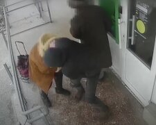Негідник вирвав із рук пенсіонерки гроші біля банкомату: відео з камер спостереження