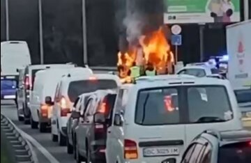 Піднявся стовп полум'я: НП у Києві, злетілися рятувальники і швидкі, відео з місця подій