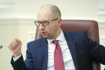 Декларация о доходах: Яценюк имеет три квартиры, частный дом и Mersedes класса S