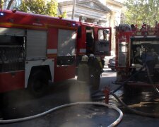 Молода дівчина опинилася в полоні вогню в центрі Одеси, рятувальники кинулися на допомогу: кадри НП