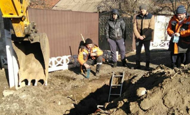 В Кривом Роге бросились на раскопки "сокровищ", фото: "прямо возле частных домов"