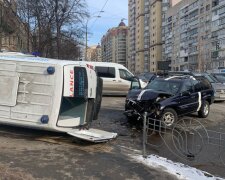 Авто на скорости протаранило в машину "скорой" с младенцем внутри, фото: кадры жуткого ДТП в Киеве