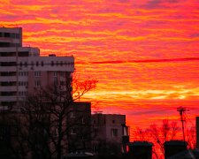 Пожежа в небі: хмари над Києвом забарвилися в червоні відтінки, кадри унікального явища