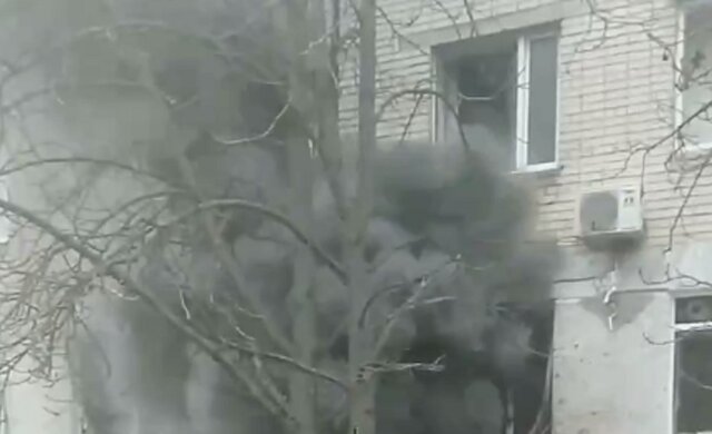 "Там нет военных": оккупанты ударили по роддому, здание окутал черный дым