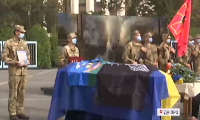 Дніпро зі сльозами на очах провів в останню путь полеглого на Донбасі героя, кадри