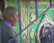 "Мріяв жити в музеї": киянин з під'їзду на Троєщині зробив "Версаль", кадри