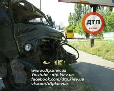 У Києві маршрутка зіткнулася з Камазом, є постраждалі (фото, відео)