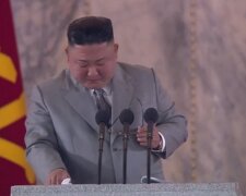 Ким Чен Ын неожиданно расплакался на военном параде, кадры: "Мне очень жаль, мое сердце болит..."