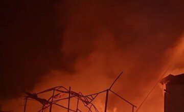 Небо стало червоним від пожеж: Україна пережила страшну ніч, є наслідки атак