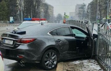 Влетел на полном ходу: пьяный водитель снес забор в центре Харькова, фото
