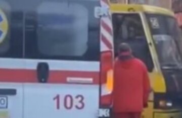 Маршрутка з пасажирами спалахнула на Одещині, людей врятував курсант: "Почав гасити вогонь та..."