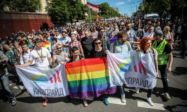 ЛГБТ-активісти стали жертвами жорстокого нападу в Києві, серед постраждалих діти: подробиці НП