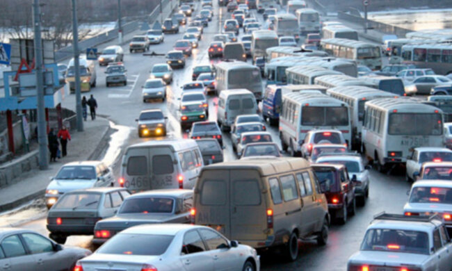 Дніпро паралізувала величезна пробка, до центру не дістатися: кадри з місця НП