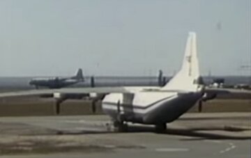 Полный самолет "груза-200": на видео показали, как россияне возвращаются на родину со "спецоперации"