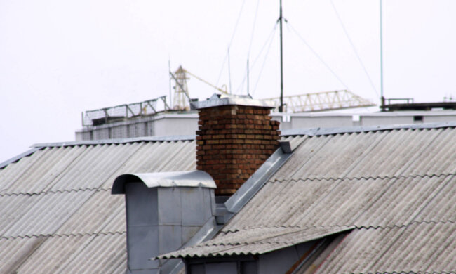 "Стеля стала бити струмом": дніпрянка перевірила дах будинку і обімліла, лякаючі фото