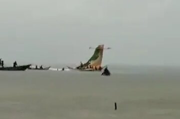 Самолет с десятками пассажиров рухнул в озеро: первые подробности и кадры с места происшествия