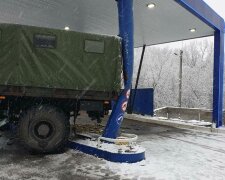 Под Харьковом военный грузовик влетел в заправку, момент ДТП попал на видео