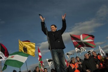 Arnaldo Otegi, right, leader of the former Basque independence Batasuna party, gestures as he addresses a crowd outside Logrono prison in Logrono, northern Spain, Tuesday, March 1,2016. A prominent Basque separatist has been released from a Spanish prison after serving more than six years on charges for trying to resurrect the banned political wing of the armed group ETA. (AP Photo/Alvaro Barrientos)