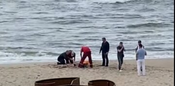 Трагедія на пляжі під Одесою: великі хвилі накрили компанію молодих людей, відео