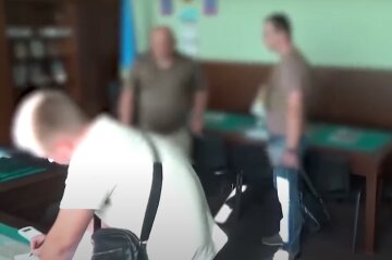 Воєнкому загрожує до 10 років в’язниці, ща накоїв: поліція під час обшуку знайшла багато цікавого