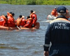 Крушение вертолета с туристами, первые подробности и фото с места трагедии в России: "Упал в озеро"