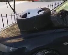 Киевлянка жестоко поплатилась за неправильную парковку, видео: "Подвезли мусор, шину и..."