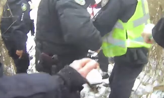 Женщина провалилась под лед вместе с собакой в Киеве, видео: на помощь бросилась полиция