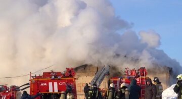 У російському Магадані спалахнув величезний склад із вантажною технікою, кадри: "вогонь охопив 600 кв. метрів"