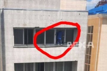 Харьковчанка ради чистоты едва не выпала из окна: жуткие кадры