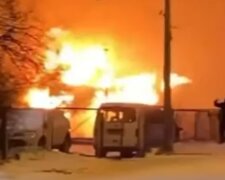 Масштабный пожар вспыхнул в Киеве, огонь охватил все здание: видео с места ЧП