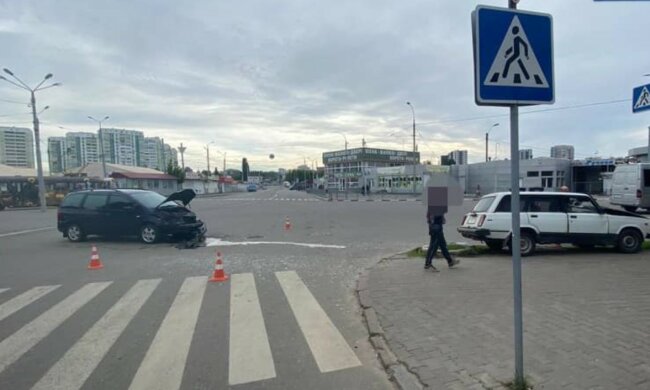 У Харкові автомобіль "відлетів" на тротуар, є постраждалі: деталі і кадри аварії