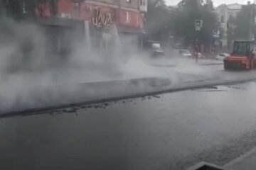 "Асфальт, который мы заслужили": в Харькове во время ливня ремонтировали дороги, видео