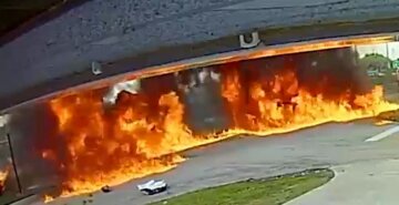 Самолет с людьми рухнул на трассу, превратившись в факел, есть жертвы: "Все горело, было ужасно", кадры