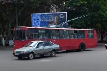 В троллейбусе вода хлынула с потолка, намочив пассажиров: видео из Одессы