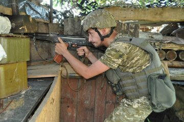 Під нічними обстрілами: фото з українських позицій під Мар’їнкою