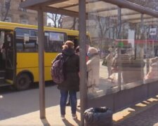 В Одесі незнайомець відправив хлопця в реанімацію на зупинці: побив до втрати свідомості