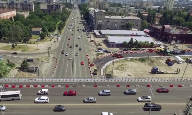 Нахабні водії прорвали загородження на Шулявському мосту: "асфальт навіть не встиг застигнути"