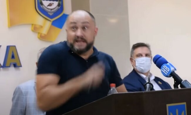 "Де охорона?": депутатів ОПЗЖ закидали яйцями, відео атаки