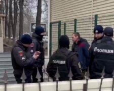 Чоловік у камуфляжі з'явився в бар з гранатою в руці: кадри і деталі НП в Одесі
