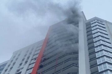 Пожар разгорелся в высотке Киева, фото: «с 13 по 23 этажи…»