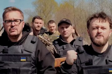 Дзидзьо, Пономарев, Кошевой и другие звезды повеселили украинцев, записав новый хит: "Пылает техника вражеская"