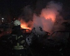 Пожежа небувалих масштабів спалахнула в Одесі, фото НП: "знищено 20 авто"