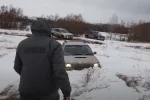 Водитель показал, как с помощью подручных средств вытащить авто из снега и грязи: видео лайфхака
