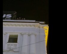 Харьковские подростки решили погулять на самом краю крыши, кадры: "махали прохожим и..."
