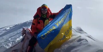«Верю в ВСУ»: украинская альпинистка Антонина Самойлова установила патриотический транспарант на К2