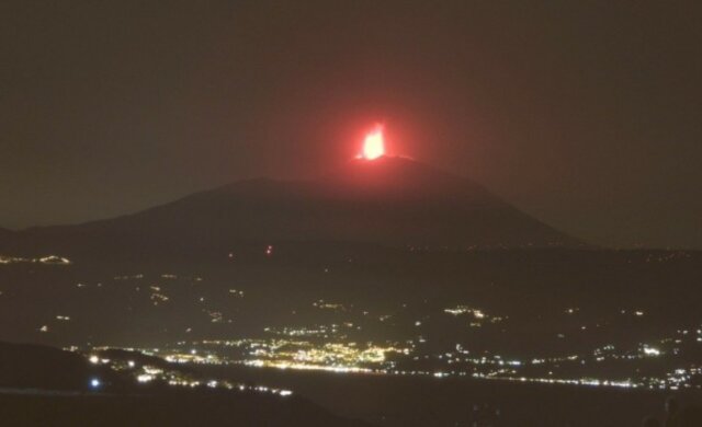 Проснулся самый большой вулкан Европы: извержение видно за километры, кадры