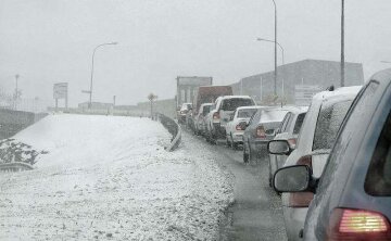 Погода вдарила по українцях: “дороги заметені, траси заблоковані”, фото колапсу