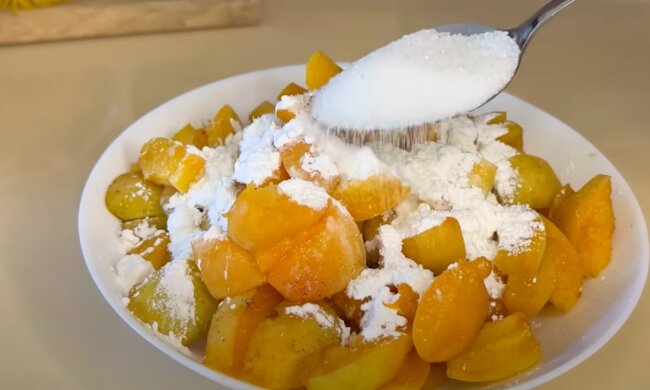 Швидкий рецепт пирога з абрикосами без міксера: пухкий і смачний 