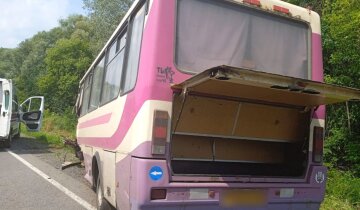 Рейсовый автобус и грузовик столкнулись в Полтавской области